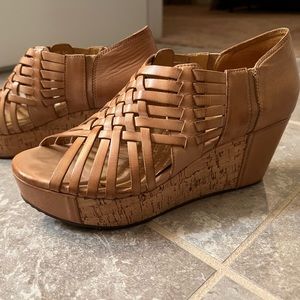 Beautiful basket weave leather size 9 wedge sandals